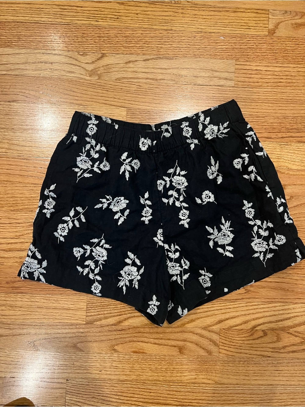 Abercrombie & Fitch Embroidered Linen Shorts - Picture 2 of 2